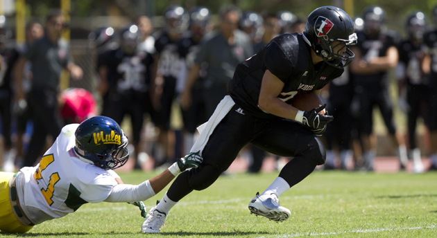 Tyler Teruya eluded Leilehua's Justin Shounk on Aug. 17. (Cindy Ellen Russell / Star-Advertiser)