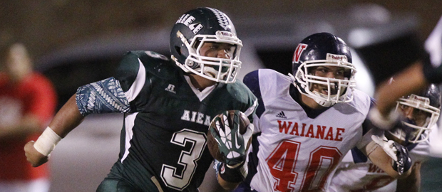 Quarterback Mana Kaahanui picked up big yards on a keeper against Waianae. (Jamm Aquino / Star-Advertiser)