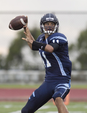 Makoa Camanse-Stevens put up the fourth-highest single-game passing total since 1973 when he threw for 280 yards against Saint Louis on Sept. 28, 2012. (photo by Cindy Ellen Russell / Star-Advertiser)