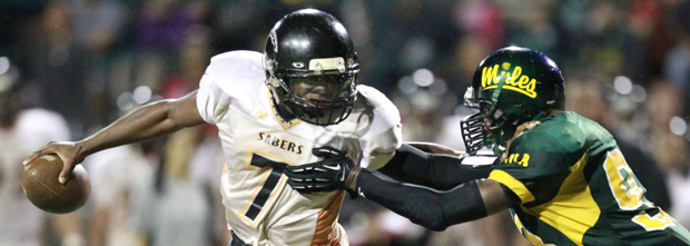 QB Isaac Hurd fended off Leilehua's Torenzo Vereen. (George F. Lee / Star-Advertiser)