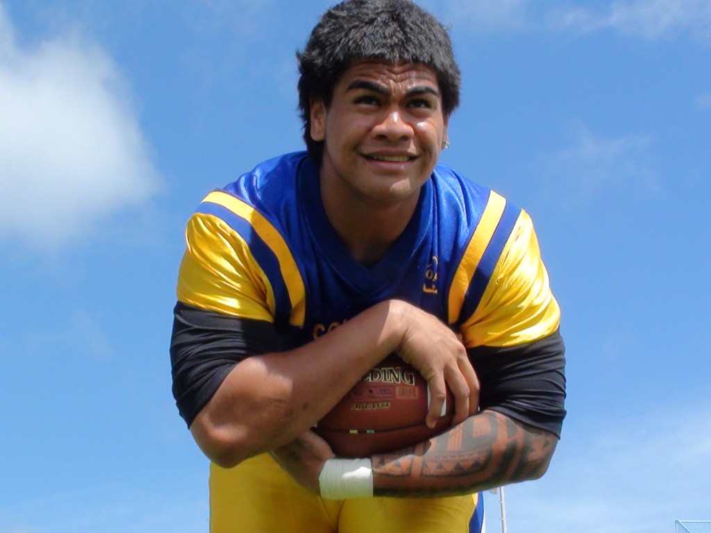 Fitou Fisiiahi of Kaiser plans to "keep options open" and visit USC next week. (Paul Honda / Star-Advertiser)