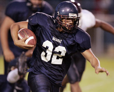 Waianae hasn't beaten Farrington since 2007, when Danny Kekoanui, above, BJ Jelf and Ben McQwown carried the load on offense.