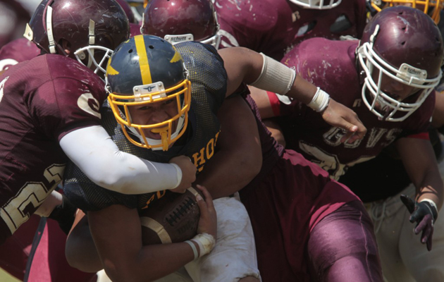 Farrington's defense prepared for the season by scrimmaging with Punahou on Saturday. (Photo by Jamm Aquino / Star-Advertiser)