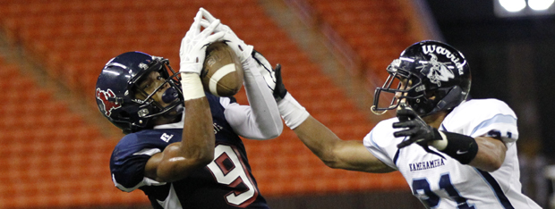 Devan Stubblefield hauled in a pass ahead of Kamehameha's Dylan Kane. (Jamm Aquino / Star-Advertiser)