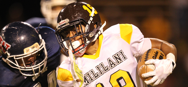 Vavae Malepeai tried to get past Waianae's Johnathan Rosa-Sinclair. (Darryl Oumi / Special to the Star-Advertiser)