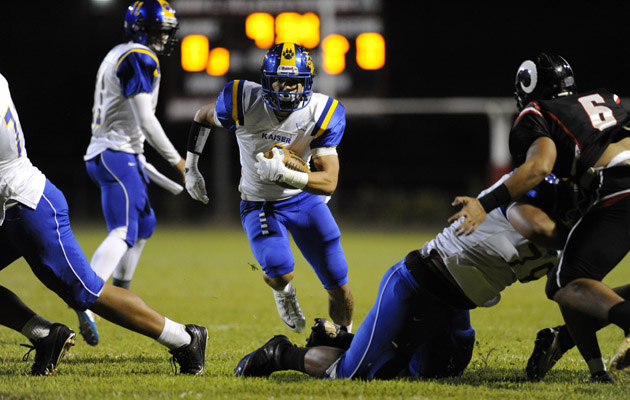 Kaiser's Thomas Buntenbah-Leong ran through Radford's defense on Friday, Aug. 30, 2013. (Bruce Asato / Star-Advertiser)