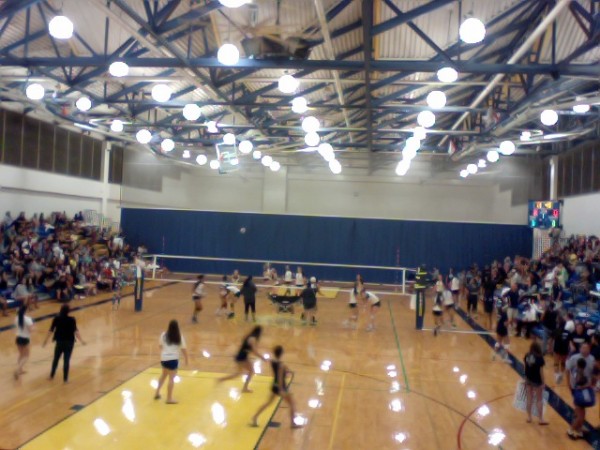 Punahou and Kamehameha are warming up for their clash tonight at Hemmeter Fieldhouse. (Paul Honda / Star-Advertiser)
