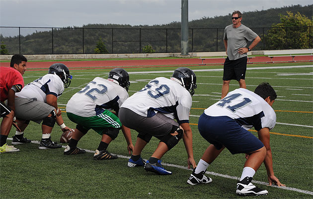 Doug Cosbie, show in this photo from 2013, passed on some of the knowledge he learned from Pro Football Hall of Fame coaches Tom Landry and Bill Walsh to the Kamehameha football players the past three seasons. Craig T. Kojima / Honolulu Star-Advertiser.