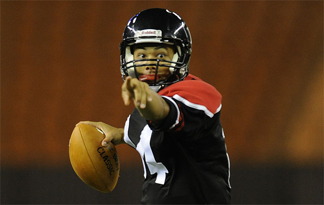 Iolani quarterback Easton Tsubata will take a shot at Kamehameha on Friday. Photo by Bruce Asato/basato@staradvertiser.com