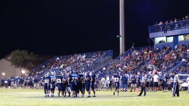 Late-game view from the makai end zone. Both teams have reserves in the game . (Paul Honda / Star-Advertiser)