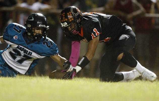 Campbell receiver Jayce Bantolina recovered the ball ahead of Kapolei's Tristan Centeio for a touchdown in the first quarter. (Krystle Marcellus / Star-Advertiser)