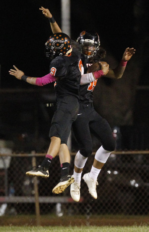 Campbell defensive back Solomon Matautia, right, celebrated a touchdown with Alexander Roldan. (Krystle Marcellus / Star-Advertiser)
