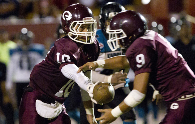 Farrington QB Montana Liana handed off to Manu Masalosalo against Kapolei. (Cindy Ellen Russell / Star-Advertiser)