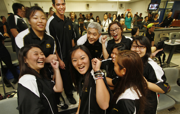 HBA bowlers celebrated their victory on Thursday. (Dennis Oda / Star-Advertiser)