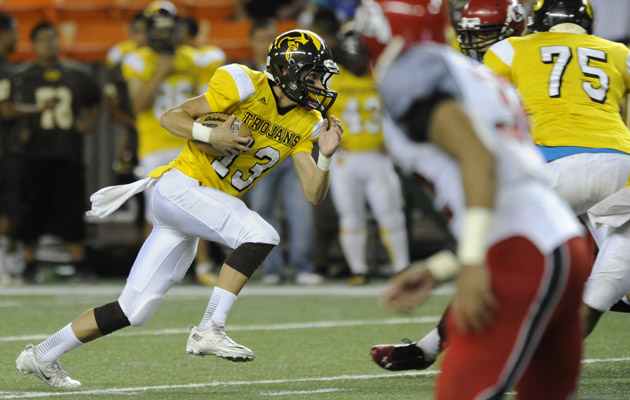 McKenzie Milton passing for 220 yards and two touchdowns for Mililani on Thursday night. (Bruce Asato / Star-Advertiser)