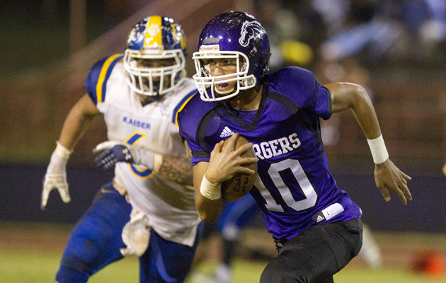 QB Jordan Taamu and Pearl City face Kalani in the OIA White playoffs. (Cindy Ellen Russell / Star-Advertiser)