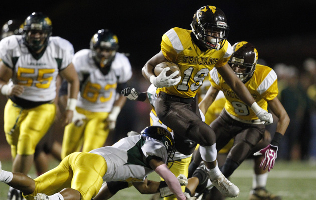 Mililani's Vavae Malepeai headed for the end zone against Leilehua. (Krystle Marcellus / Star-Advertiser)