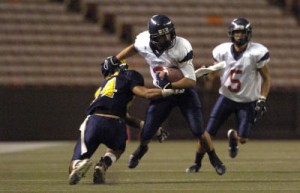 Saint Louis' Lucas Gonsalves scored the only touchdown in a 7-0 win over Punahou on Oct. 12, 2007.
