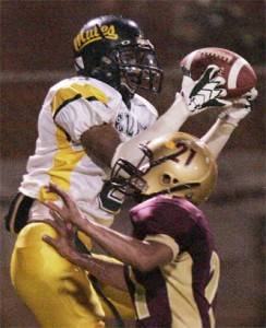 Leilehua's Allan Macam makes a catch over Castle's Kainoa Aki in a first-round upset in the OIA playoffs in 2007.