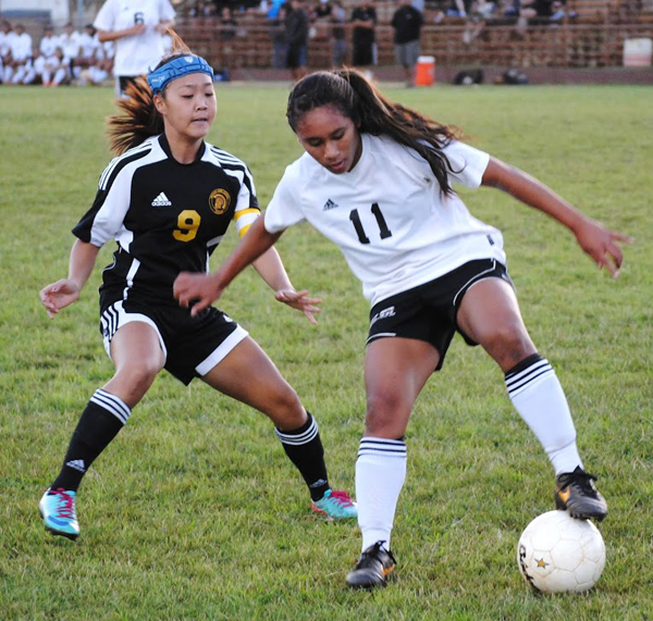 Campbell's Aliani Lorenzo ran things for Campbell on Friday night, but was never able to get past Mililani's Nichole Nishiki for a goal. (Jerry Campany / jcampany@staradvertiser.com)