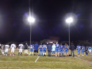 Konawaena and Kaiser joined together for a pre-game prayer for Farrington's Dayne Ortiz. (Paul Honda / Star-Advertiser)