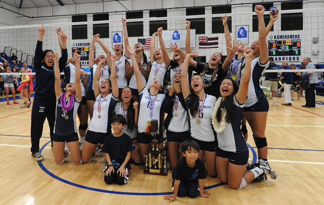 Kamehameha players celebrated their championship victory on Friday night. (Rick Ogata / Special to the Star-Advertiser)