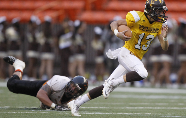 McKenzie Milton broke away on a first-half run Friday night against Campbell. (Jamm Aquino / Star-Advertiser)