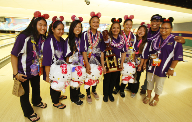 Pearl City's girls team, from left, Tamilyn Ogawa, Sasha Nomura-Calistro, Kylie Malilay-Madrona, Ashlyn-Rae Castro, coach Millie Gomes, Kristin Frost, Chelsi Morishige, and assistant coaches Tony Madrona and Davelyn Pao. (Dennis Oda / Star-Advertiser)
