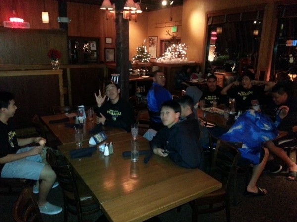 Post-game meal time after a tourney-opening win over Tesoro. (Photo courtesy of Punahou basketball team) 