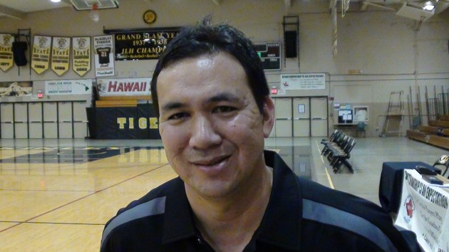 McKinley coach Duane Omori remained optimistic after a close Tigers loss. (Paul Honda / Star-Advertiser)