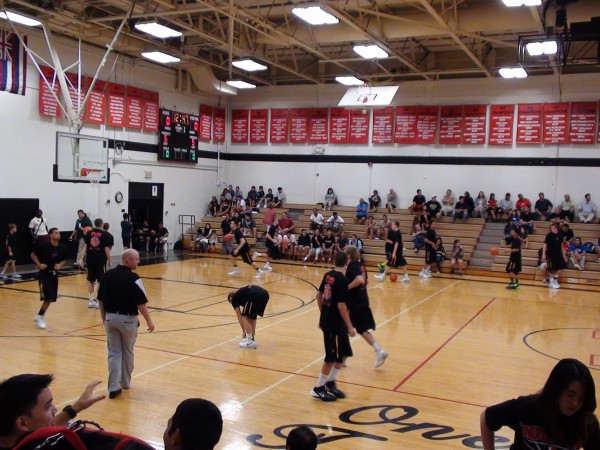 West Linn (Ore.) warms up for its game against ‘Iolani II. (Paul Honda / Star-Advertiser)