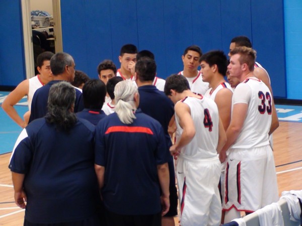 The Saint Louis Crusaders are ready to take the floor against Kalaheo. (Paul Honda / Star-Advertiser)