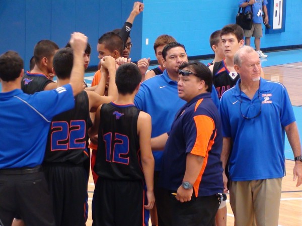 Kalaheo prepares to take the court against Saint Louis. (Paul Honda / Star-Advertiser)