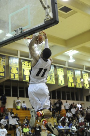 Jacob McEnroe with one of his three dunks against Campbell. (Bruce Asato / Star-Advertiser)