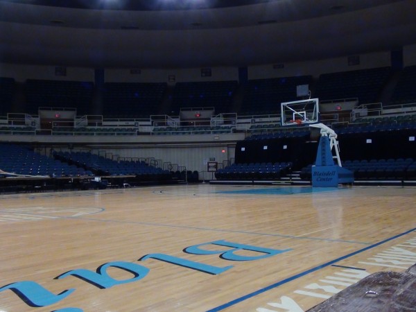 Another peaceful late night at Blaisdell Arena. (Paul Honda / Star-Advertiser)