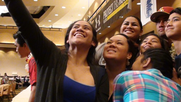 Larry Tuileta and family do a group selfie. (Paul Honda / Star-Advertiser)