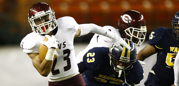 Farrington's Ranan Mamiya broke away from Waipahu's Kobie Russell on Aug. 16. (Jamm Aquino / jaquino@staradvertiser.com)