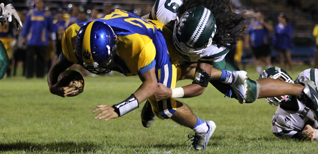 Kaiser's Jensen McDaniel lunged into the end zone against Aiea on Aug. 15. (Darryl Oumi / Special to the Star-Advertiser) 