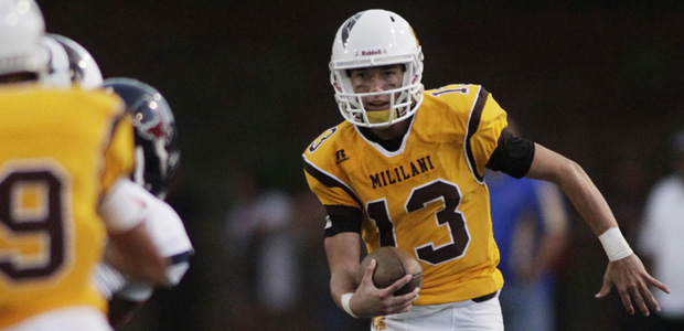 Mililani quarterback McKenzie Milton took off running against Saint Louis on Aug. 16. (Krystle Marcellus / kmarcellus@staradvertiser.com)