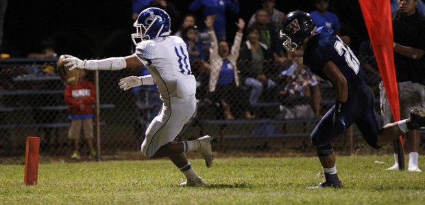Moanalua's Rodson Kealohi scored a touchdown ahead of Waianae's Salamanesa Taufi on Aug. 15.  (Krystle Marcellus / kmarcellus@staradvertiser.com)