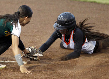 Campbell's Ashlyn Yagin beat the ball to the bag ahead of Leilehua's Chenoa Au on Thursday. Photo by Krystle Marcellus.