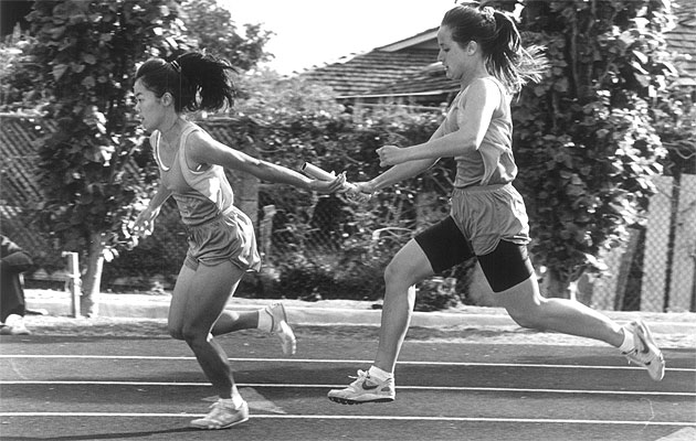 Lea Lambardi passed the baton to anchor Elise Tsugawa to help Punahou win the 1990 relay. Photo by Greg Yamamoto.