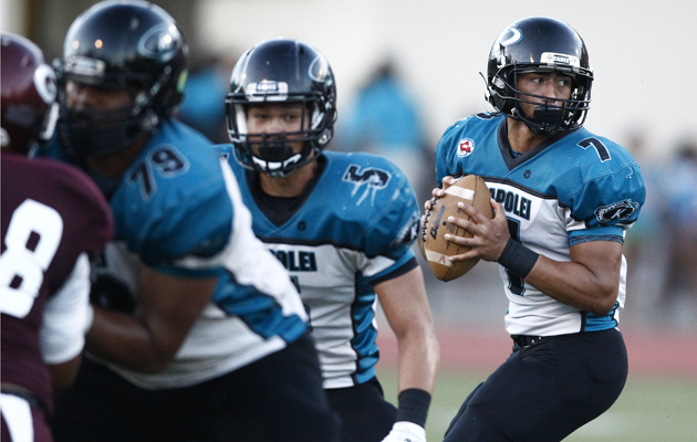 Kapolei quarterback Alton Julius looked for an open receiver against Farrington on Saturday. (Jamm Aquino / jaquino@staradvertiser.com)