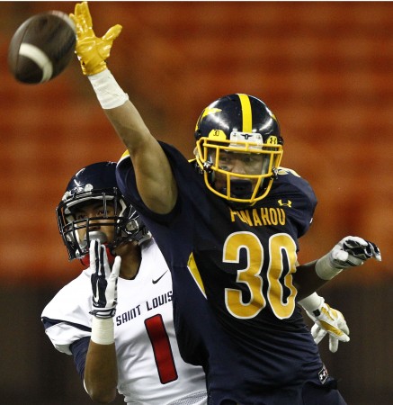 Punahou's Dayson Watanabe swated away a pass intended for St. Louis' Jimmy Nunuha on Friday. Honolulu Star-Advertiser/Jamm Aquino