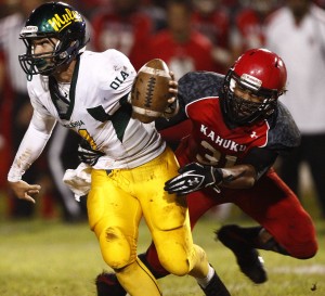 Manaia Atuaia and Kahuku brought the heat to Leilehua quarterback Kalanimoku Pauole on Friday night, but had a tough time catching up to him. (Honolulu Star-Advertiser/Jamm Aquino)