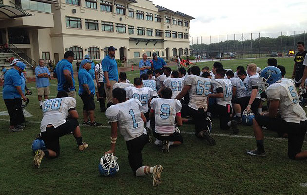 St. Francis coach Mike Ulufale talked to his team after a loss to Iolani. Brian McInnis / Star-Advertiser