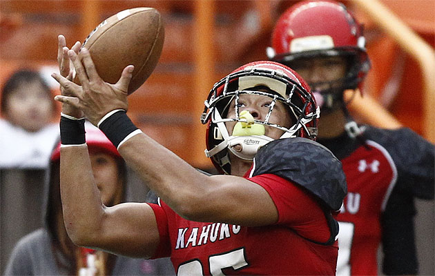 Likio Vea and Kahuku is showing off the passing game against Waianae. Jamm Aquino / Star-Advertiser.