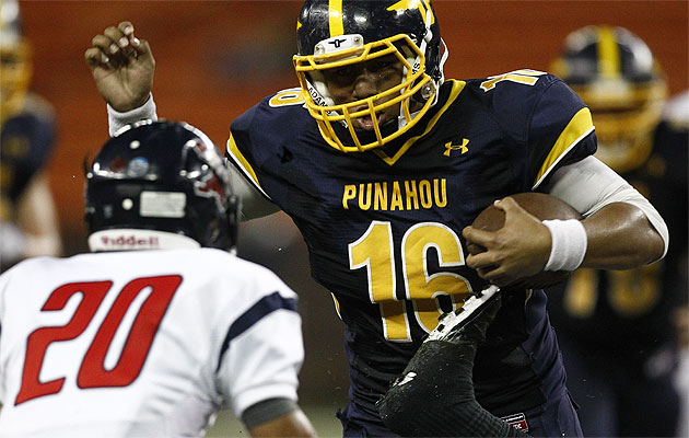 Punahou quarterback Ephraim Tuliloa was hard for Saint Louis to bring down on Friday. Jamm Aquino / Star-Advertiser