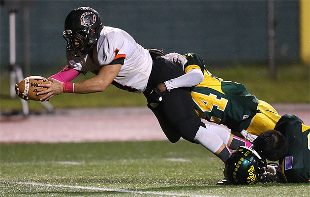 Campbell's Austin May stretched for a touchdown against Leilehua on Friday. Darryl Oumi / Special to the Star-Advertiser