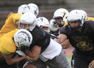 Mililani banged heads this week in anticipation of a physical game. Cindy Ellen Russell / Star-Advertiser